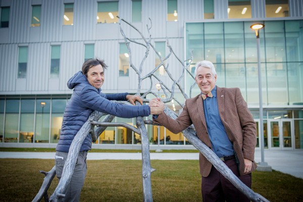 La sculpture R&eacute;seaux, compos&eacute;e de plusieurs essences d&rsquo;arbre, repr&eacute;sente la relation &eacute;troite entre humain et nature. Artiste : Philippe Allard.