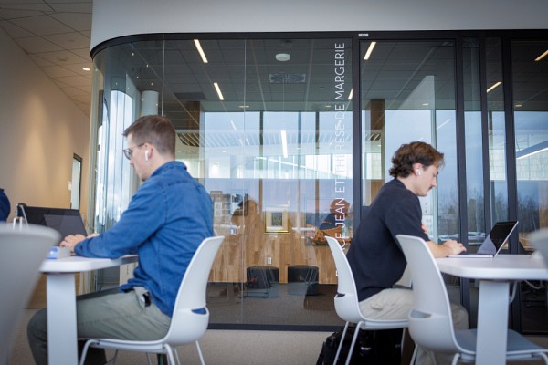 L&rsquo;Espace Jean et Th&eacute;r&egrave;se de Margerie est ouvert &agrave; toute la communaut&eacute; universitaire. Il est situ&eacute; dans la toute nouvelle Biblioth&egrave;que du Campus de la sant&eacute;.