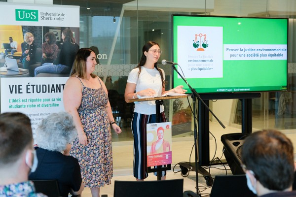 Audrey-Maude Sauv&eacute; et Laurelle Quintin, &eacute;tudiantes en environnement et membres du comit&eacute; organisateur du 34e colloque de l'AMEUS.