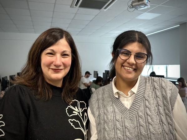 La professeure Audrey Canal&egrave;s (&agrave; gauche) et Mariem Askri, coordonnatrice des activit&eacute;s connexes au FCMS.
