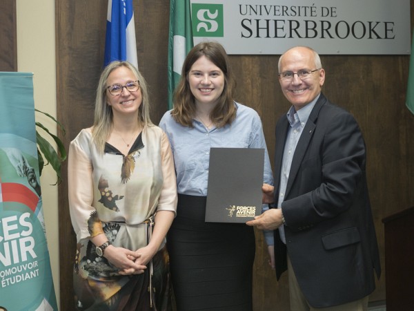 Ariane Litalien de Qu&eacute;bec contre les violences sexuelles en compagnie de professeure Genevi&egrave;ve Paquette et professeur Martin Buteau, recteur adjoint et vice-recteur aux ressources humaines et financi&egrave;res.