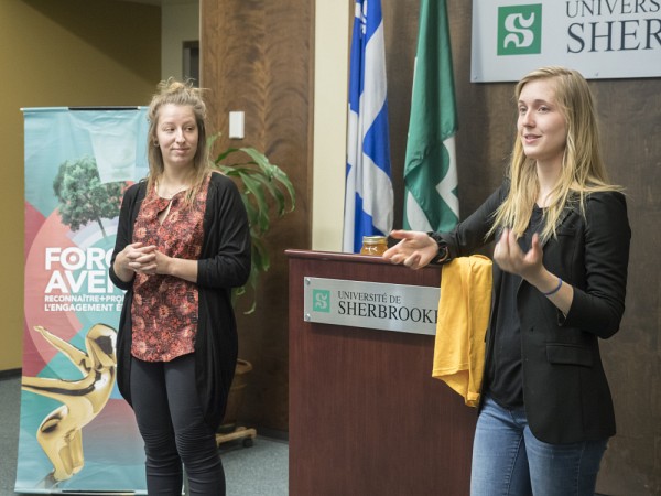 Gabrielle Letarte-Dupr&eacute; et Sarah Gaignard de Ruche Campus, en comp&eacute;tition dans la cat&eacute;gorie Environnement.