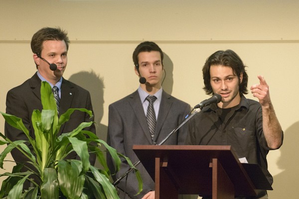 Le dipl&ocirc;m&eacute; en g&eacute;nie &eacute;lectrique et cocr&eacute;ateur du fonds de bourse VSmash, David Mailhot, est venu t&eacute;moigner de l'importance de soutenir la rel&egrave;ve en g&eacute;nie de l'UdeS