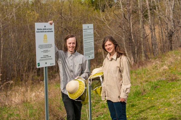 Steven Larivi&egrave;re-Beaudoin, &eacute;tudiant au baccalaur&eacute;at en enseignement au pr&eacute;scolaire et au primaire et Rosalie Hudon-Voyer, &eacute;tudiante au baccalaur&eacute;at en &eacute;cologie.
