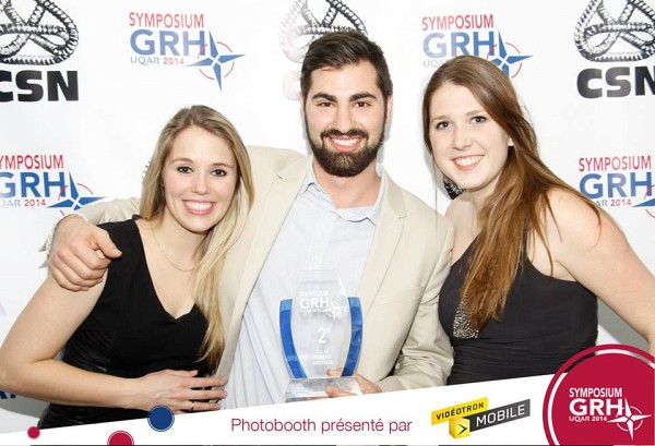 De gauche &agrave; droite: Kim Alexandra Hall&eacute;, Marc-Antoine Proulx et Marie-&Egrave;ve Rodrigue, fiers repr&eacute;sentants de l'UdeS lors du Symposium GRH 2014 et membres de l'&eacute;quipe s'&eacute;tant class&eacute;e deuxi&egrave;me &agrave; l'&eacute;preuve Sentence arbitrale.