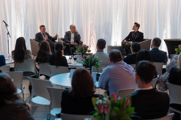 Les deux interview&eacute;s &agrave; briser la glace : le Pr Jean-Pierre Perreault, vice-recteur &agrave; la recherche et aux &eacute;tudes sup&eacute;rieures, et le Pr Pierre Cossette, recteur.