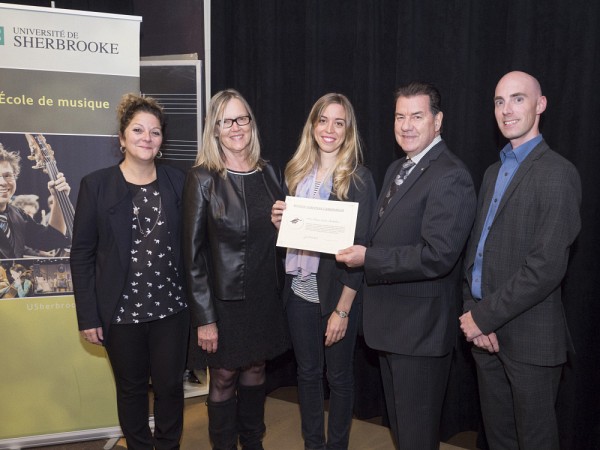 La vice-doyenne &agrave; l'enseignement et au d&eacute;veloppement de la FLSH, la professeure Anick Lessard, la directrice du d&eacute;veloppement philanthropique de la FLSH, Mme Sylvie Bouchard, M. Martial Carbonneau co-initiateur du fonds ainsi que&nbsp;le professeur Andr&eacute; Cayer, directeur de l'&Eacute;cole de musique ont remis une bourse de 2000$ &agrave; Marie-H&eacute;l&egrave;ne Choquette.