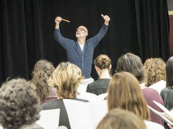 L&rsquo;Ensemble vocal de l'&Eacute;cole de musique r&eacute;p&egrave;te la pi&egrave;ce&nbsp;Requiem&nbsp;de John Rutter, dirig&eacute; par le professeur Robert Ingari.