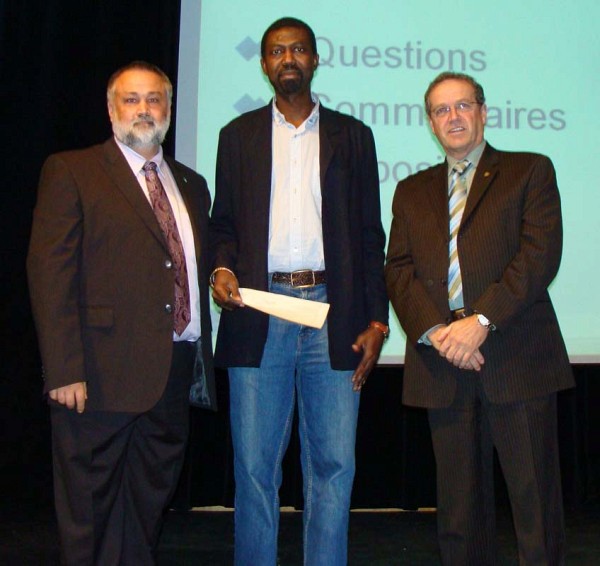 M. Alguima en compagnie de M. Sylvain Blais, directeur des &eacute;tudes et M. Daniel Marcotte, directeur g&eacute;n&eacute;ral, du C&eacute;gep de l'Abitibi-T&eacute;miscamingue