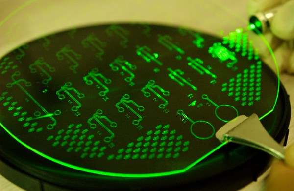 De la dimension d'une lame de microscope, la puce microfluidique capte des liquides et les analyse de mani&egrave;re autonome. Une seule puce peut effectuer plusieurs fonctions, comme &eacute;valuer la qualit&eacute; de l'air et de l'eau ou compl&eacute;ter des analyses sanguines.