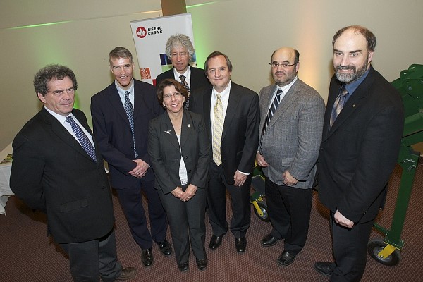 Le titulaire Alain Desrochers (2e) et le vice-recteur &agrave; la recherche Jacques Beauvais (&agrave; l'extr&ecirc;me droite) ainsi que quelques partenaires de la nouvelle chaire provenant du CQRDA, du CRSNG, d'Alcoa et du Centre de recherche R&Eacute;GAL.
