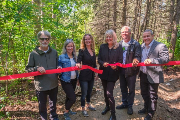 Arnold Ross, pr&eacute;sident du conseil d&rsquo;administration du RPMB; Nathalie Bourgeois, directrice int&eacute;rimaire du Service de l&rsquo;entretien et de la voirie de la Ville de Sherbrooke; Genevi&egrave;ve La Roche, conseill&egrave;re municipale du district d&rsquo;Ascot, pr&eacute;sidente de la Commission de l&rsquo;am&eacute;nagement du territoire et repr&eacute;sentante de la Ville au comit&eacute; conjoint du parc du Mont-Bellevue; Denyse R&eacute;millard, rectrice adjointe et vice-rectrice &agrave; l&rsquo;administration et au d&eacute;veloppement durable &agrave; l&rsquo;UdeS; Paul Gingues, conseiller municipal du district de l&rsquo;Universit&eacute;, pr&eacute;sident de l&rsquo;arrondissement des Nations et repr&eacute;sentant de la Ville au comit&eacute; conjoint du parc du Mont-Bellevue; ainsi que Patrice Cordeau, vice-recteur adjoint au d&eacute;veloppement durable &agrave; l&rsquo;UdeS.