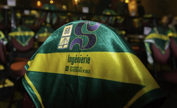 Le fameux bandada remis &agrave; la 68e promotion de la Facult&eacute; de g&eacute;nie de l'UdeS.