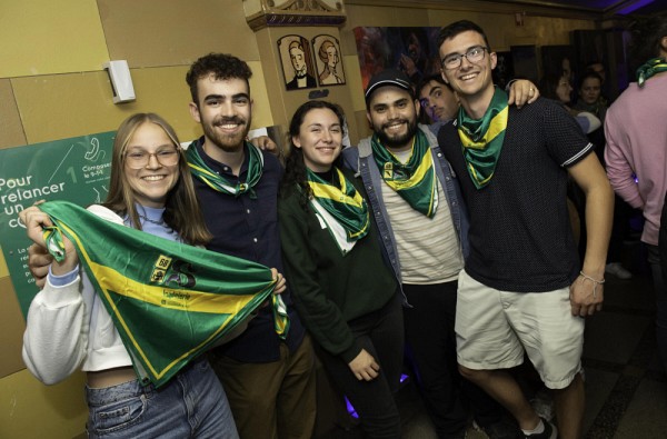 Un groupe d'&eacute;tudiantes et &eacute;tudiants arborant fi&egrave;rement le bandana apr&egrave;s la c&eacute;r&eacute;monie.