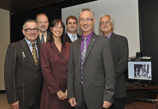 Le doyen R&eacute;jean H&eacute;bert et le titulaire Michel Tousignant entourent les partenaires ayant contribu&eacute; au lancement de la nouvelle chaire.