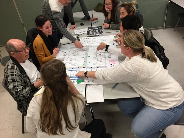 Les citoyens travaillent ensemble autour d'un plan de leur ruelle lors du premier atelier de mobilisation.