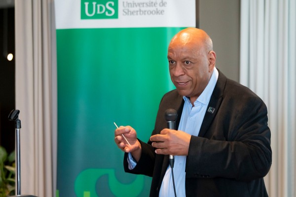 &Eacute;galement un ancien &eacute;tudiant du professeur Regoli, le professeur&nbsp;Pedro D'Orl&eacute;ans-Juste a t&eacute;moign&eacute; de l'impact que ce dernier avait eu pour lui.