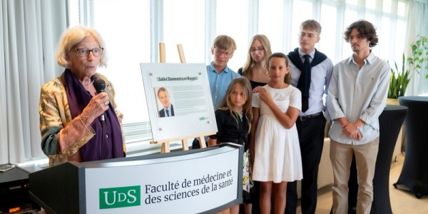 L'&eacute;pouse du professeur Regoli a pris la parole lors de la c&eacute;r&eacute;monie, un moment des plus &eacute;mouvants.