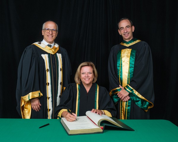 Madame H&eacute;l&egrave;ne Brisebois, nouvelle docteure d'honneur, entour&eacute;e du recteur de l'UdeS, le professeur Pierre Cossette, et du doyen de la Facult&eacute; de g&eacute;nie, le professeur Jean Proulx.