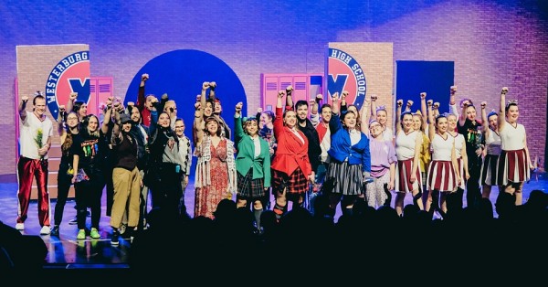 La troupe Broadway UdeS lors de la repr&eacute;sentation de la com&eacute;die musicale Heathers.