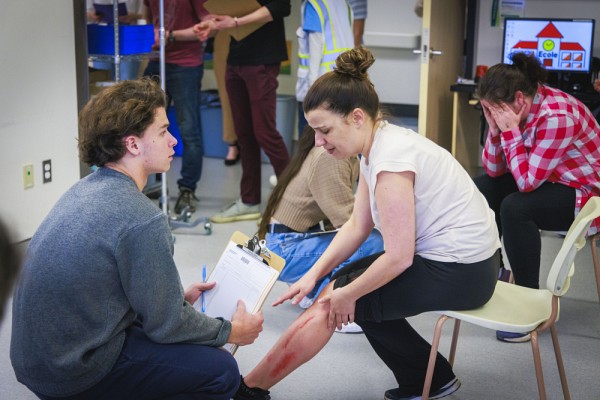 Une com&eacute;dienne simulant une br&ucirc;lure &agrave; la jambe.