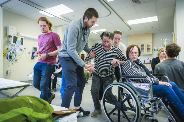Une sc&egrave;ne avec des com&eacute;diennes et com&eacute;diens qui simulent leur arriv&eacute;e au centre d&rsquo;urgence apr&egrave;s un &eacute;pisode de feu de for&ecirc;t.