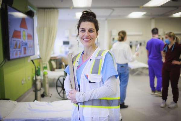 Isabelle Ledoux, professeure agr&eacute;g&eacute;e&nbsp;&agrave; l&rsquo;&Eacute;cole des sciences infirmi&egrave;res et organisatrice de la simulation li&eacute;e &agrave; une urgence climatique.