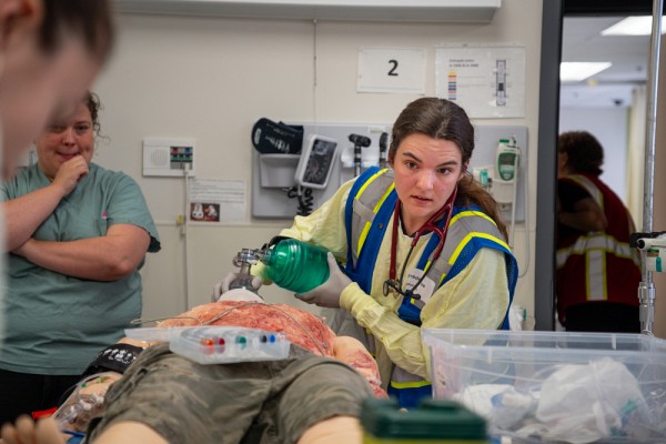 La concentration est de mise pour soigner les personnes bless&eacute;es.