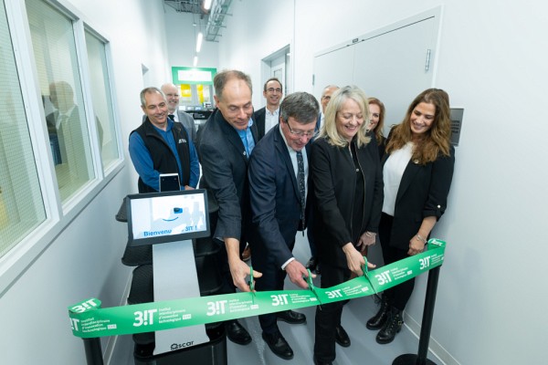 La coupure officielle du ruban s'est effectu&eacute;e &agrave; l'aide du robot intelligent Oscar, qui fait l'objet de plusieurs projets de recherche au 3IT.