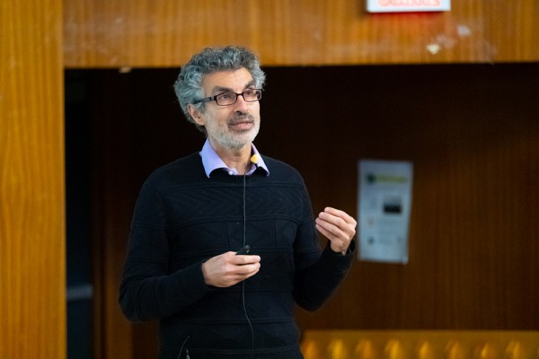 Le Pr Yoshua Bengio, sommit&eacute; de l'intelligence artificielle, lors d'une conf&eacute;rence pr&eacute;sent&eacute;e en avril 2019 &agrave; l'UdeS.