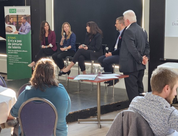 Table de discussion avec quatre repr&eacute;sentantes et repr&eacute;sentant d'employeurs en Estrie. De gauche &agrave; droite :&nbsp;Marie-H&eacute;l&egrave;ne Lacroix,&nbsp;Omnimed,&nbsp;Anne Bernard-Desrosiers,&nbsp;Domtar,&nbsp;Marie Croteau,&nbsp;Wolters Kluwer,&nbsp;Christian Gauvin,&nbsp;Emballages Fa&ccedil;oteck Packaging, Alain Tremblay, SSDP