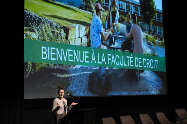 Annabelle Ch&eacute;nard, notaire et charg&eacute;e de cours &agrave; la Facult&eacute;, a souhait&eacute; la bienvenue &agrave; tout le monde au nom du pr&eacute;sident de la Chambres des notaires.