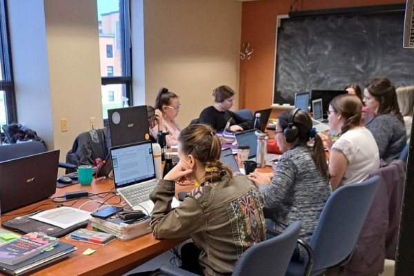 Personnes &eacute;tudiantes membres de l'AGEMDEUS qui profitent de l'exp&eacute;rience de la toute premi&egrave;re journ&eacute;e de r&eacute;daction.