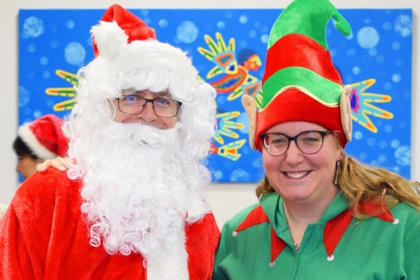 Kara d&eacute;guis&eacute;e en lutin et accompagn&eacute;e du P&egrave;re No&euml;l lors de la derni&egrave;re&nbsp;activit&eacute; facultaire de No&euml;l.