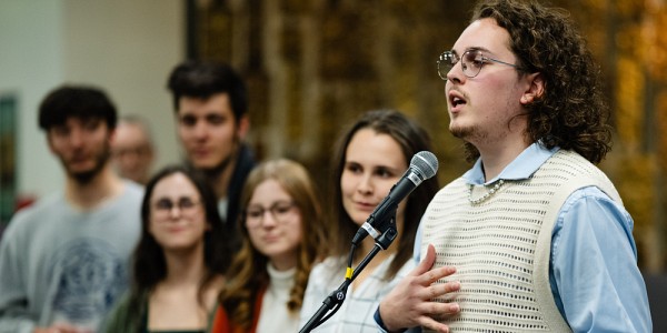 Jonathan Guay, responsable &agrave; la direction de l&rsquo;AGEEFEUS, annonce le don de l'association pour le projet Univers de la Facult&eacute; d'&eacute;ducation.