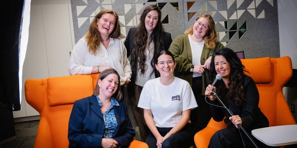 Dans le labo, voici St&eacute;phanie Loiselle, co-fondatrice de Zelexo, et Azra Hasanefendic, fondatrice de Zelexio, accompagn&eacute;es de Rachel Godbout-M&eacute;nard, &eacute;tudiante au baccalaur&eacute;at en enseignement au pr&eacute;scolaire et au primaire, Louise Dorenlot et Charlotte Beaulieu, &eacute;tudiantes au baccalaur&eacute;at en adaptation scolaire et sociale, et Marie-&Egrave;ve Desrochers, conseill&egrave;re p&eacute;dagogique &agrave; la Facult&eacute; d'&eacute;ducation.