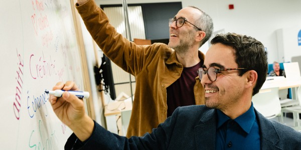 Le professeur Matthieu Petit, vice-doyen &agrave; la formation, et Charles Bourgeois, charg&eacute; de cours et expert en num&eacute;rique, dans la bulle de l'EC2.