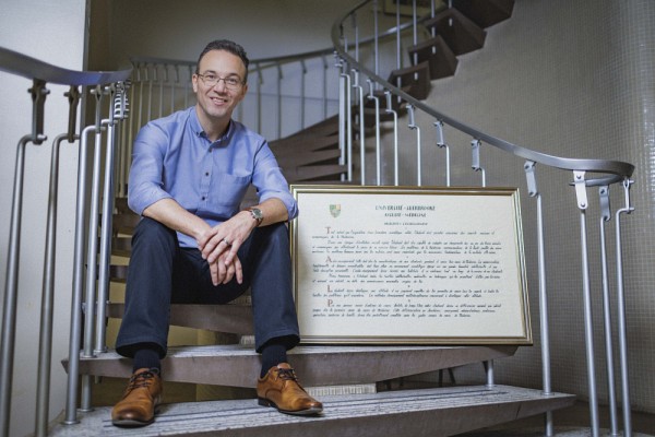 Pr Martin Bisaillon accompagn&eacute; du tableau historique des objets de l&rsquo;enseignement de la Facult&eacute; de m&eacute;decine, [1960?]. Archives de l&rsquo;Universit&eacute; de Sherbrooke (528637).