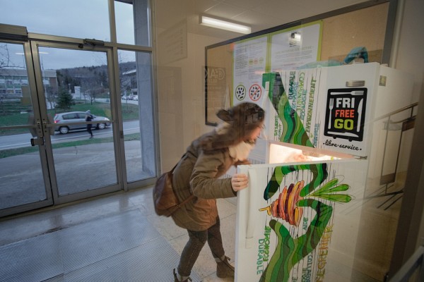 Sond&egrave;s Allal est &agrave; l'origine du r&eacute;seau des frigos Free Go d&eacute;velopp&eacute; &agrave; la CDEC de Sherbrooke.&nbsp; Photo&nbsp;: Michel Caron - UdeS