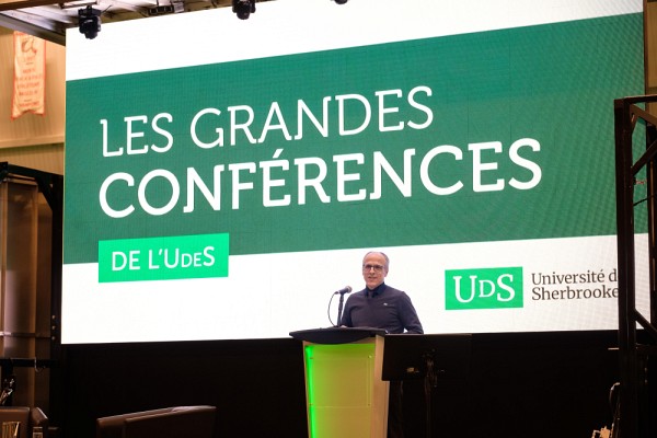 Pierre Cossette, recteur de l&rsquo;Universit&eacute; de Sherbrooke, lors de l&rsquo;introduction du conf&eacute;rencier