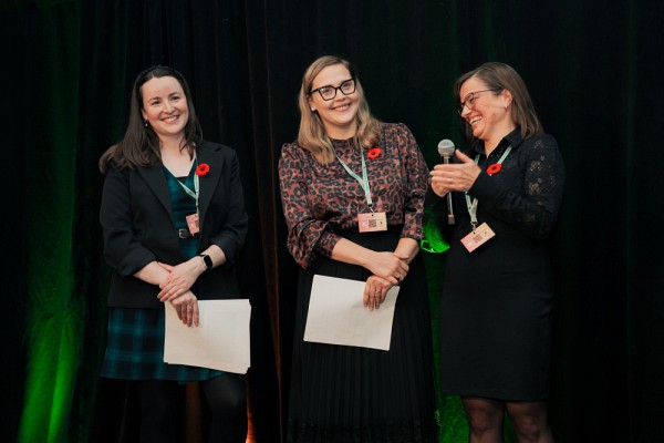 Jo&euml;lle Pelletier-Nolet, Jade Brodeur et la professeure Eve Langelier. (Absente sur la photo : la professeure Fatima Bousadra)