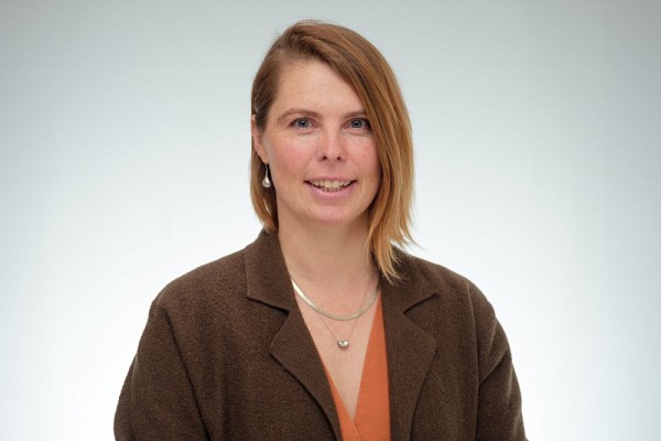 Debra Hausladen, titulaire de la Chaire de recherche du Canada en biog&eacute;ochimie de l&rsquo;environnement pour la gestion des contaminants et des ressources, cr&eacute;&eacute;e en 2019 sous le nom de la Chaire de recherche du Canada en biog&eacute;ochimie de l&rsquo;environnement et des sols. Elle est professeure au D&eacute;partement de g&eacute;nie civil et de g&eacute;nie du b&acirc;timent, &agrave; la Facult&eacute; de g&eacute;nie.