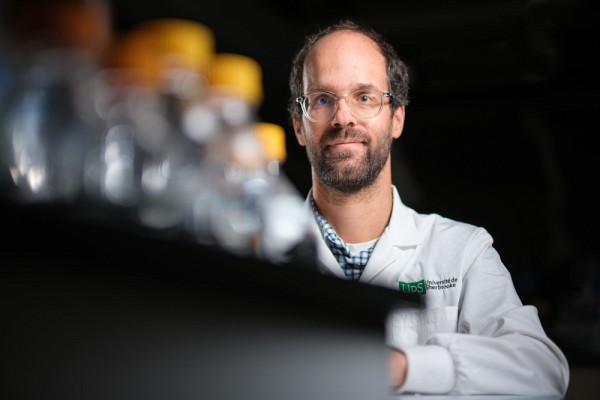 Le professeur Hubert Cabana se sp&eacute;cialise dans le traitement des eaux us&eacute;es.