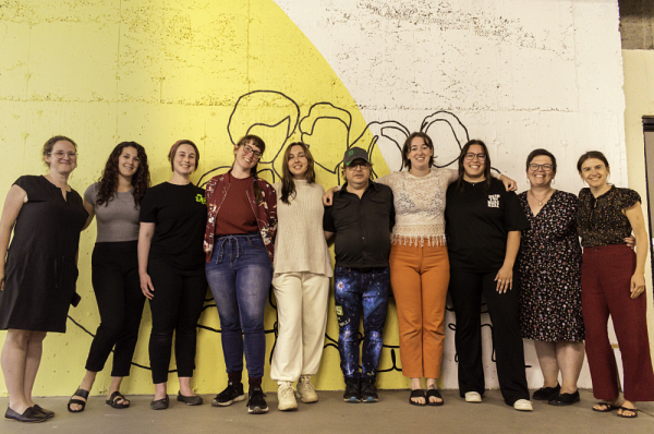 Les &eacute;tudiantes et les &eacute;tudiants ayant r&eacute;alis&eacute; la murale Ensemble, en compagnie de la charg&eacute;e de cours et de la responsable du programme.