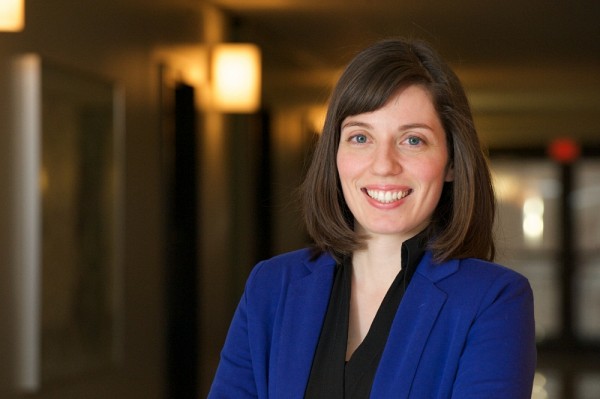 La professeure H&eacute;l&egrave;ne Mayrand de la Facult&eacute; de droit est sp&eacute;cialiste&nbsp;en droit de l&rsquo;immigration et des r&eacute;fugi&eacute;s.