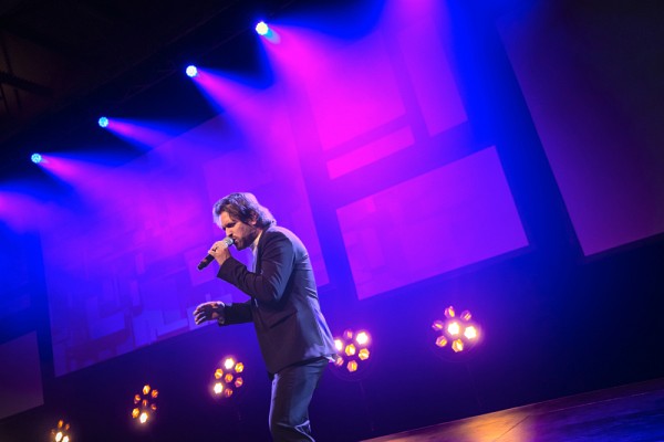 Simon Morin a r&eacute;interpr&eacute;t&eacute; Mrs Robinson de Simon & Garfunkel et My Sweet Lord de George Harrison, accompagn&eacute; par les musiciens et les musiciennes sur place.