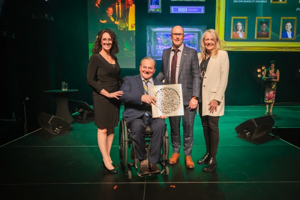 Mme Audrey Bergeron, directrice d&eacute;veloppement des affaires chez La Personnelle, Mme Denyse R&eacute;millard, vice-rectrice &agrave; l'administration et au d&eacute;veloppement durable ainsi que le doyen de la Facult&eacute; des sciences de l'activit&eacute; physique, Pr Sylvain Turcotte, ont remis le prix &agrave; l'ambassadeur 2024, M. Quessy.