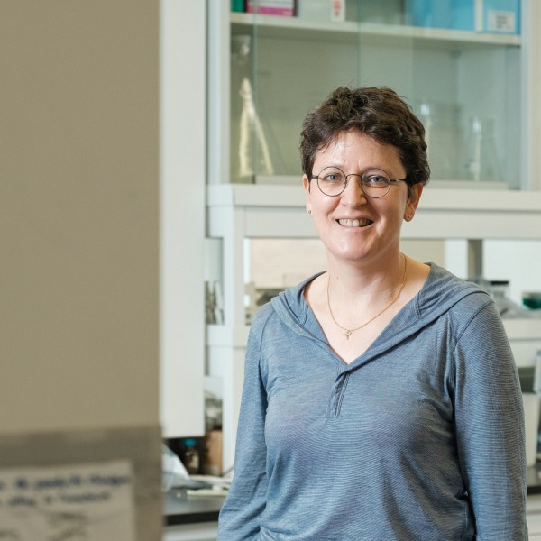 La professeure C&eacute;line Gu&eacute;guen,&nbsp;du D&eacute;partement de chimie de la Facult&eacute; des sciences.