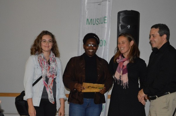 Remise du premier prix &agrave; l'&eacute;quipe du G6 repr&eacute;sent&eacute;e par Jos&eacute;lyne Nshimirimana et sa coll&egrave;gue de secteur.