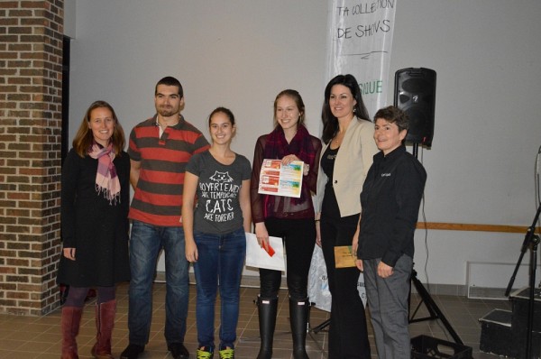 Remise du troisi&egrave;me prix et prix de la Coop&eacute;rative de l'Universit&eacute; de Sherbrooke &agrave; l'&eacute;quipe du E2-3000 repr&eacute;sent&eacute;e par Camille D&eacute;silet et ses coll&egrave;gues de secteurs.